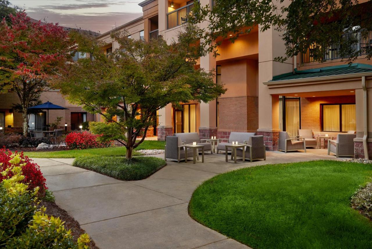 Courtyard By Marriott Atlanta Alpharetta Hotel Exterior foto